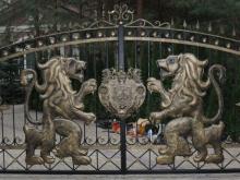 Фото - ART: 18 Красивые кованые ворота со львами и гербом внутри 